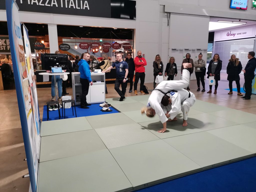 Eetu ja Emma heittämässä